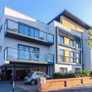 Charming 2-bed In Apartment