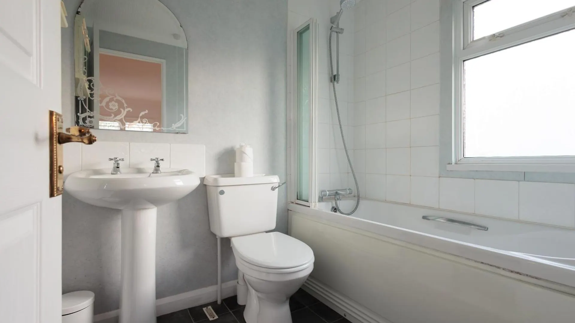 Quiet Comfy Riverside Lodge - Club Casita 크리스트처치 0*,  영국