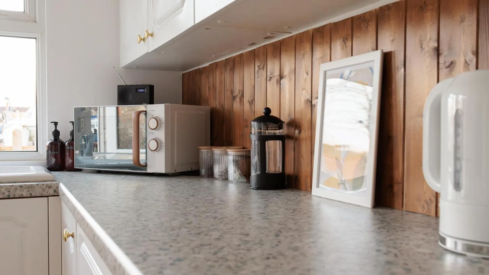 Quiet Comfy Riverside Lodge - Club Casita 크리스트처치 0*,  영국